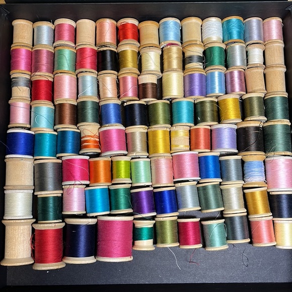 98 Vintage Wooden Spools of Thread and a Vintage Coats and Clark Tin - Picture 2 of 6